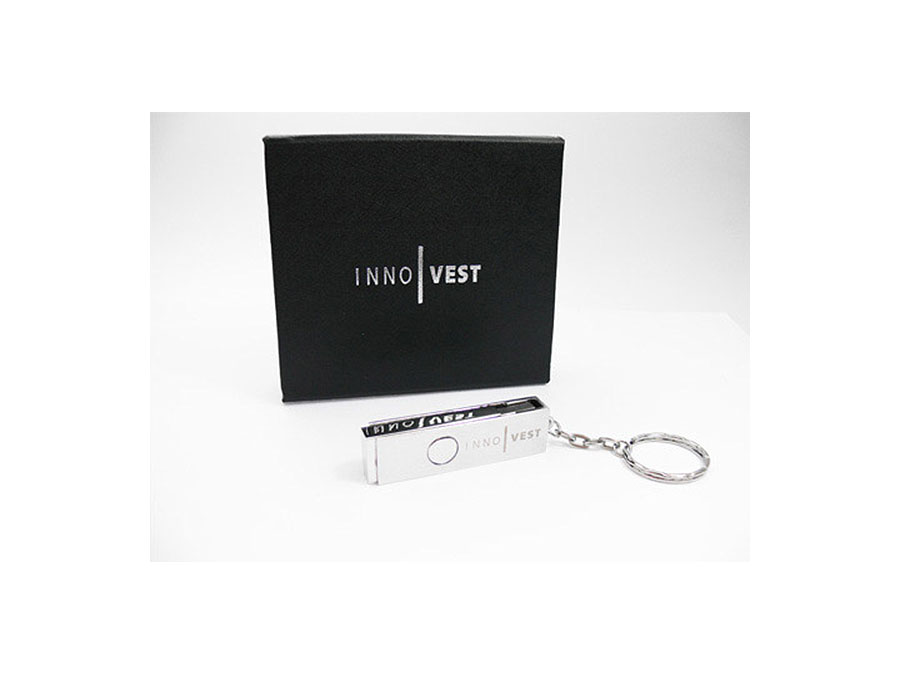 USB Stick mit Gravur in Geschenkbox mit Logo in Silberprägung