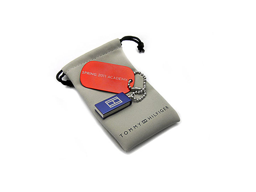 tommy Hilfiger Mini USB-Stick in blau und Dog Tag mit Gravur