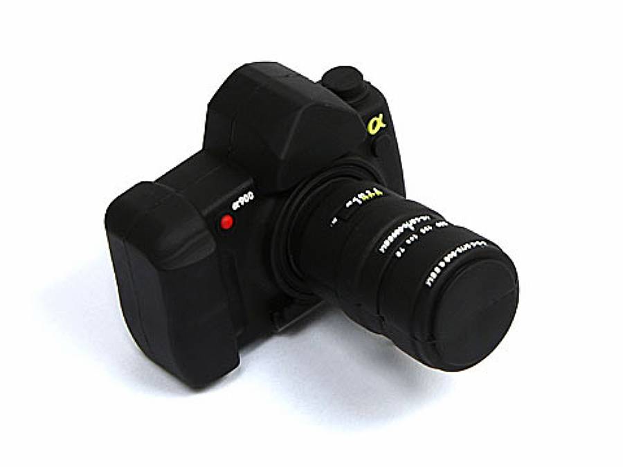 USB-Stick in Form einer Kamera mit detailliertem Objektiv und Platz für individuelles Branding. Ideal für Fotografen und Unternehmen.