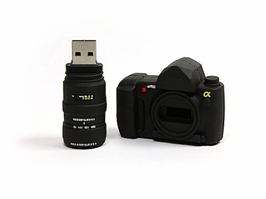 USB-Stick im Kameradesign mit Objektiv-Optik, ideal für kreative Werbezwecke und personalisierbare Logo-Fläche.
