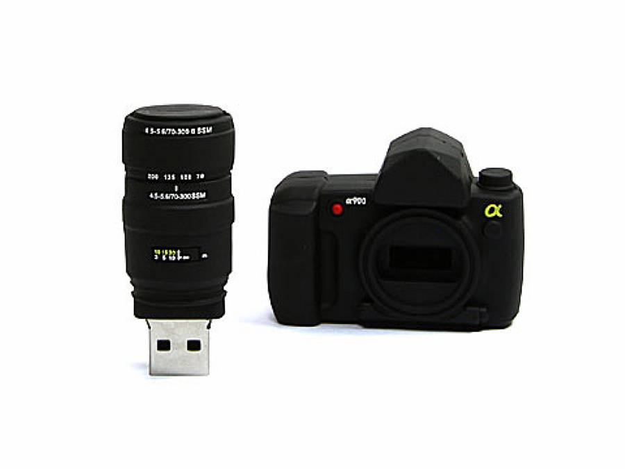 USB-Stick in Form einer Kamera mit einem Objektiv-Design, ideal für kreative Werbeaktionen und individuelles Branding.