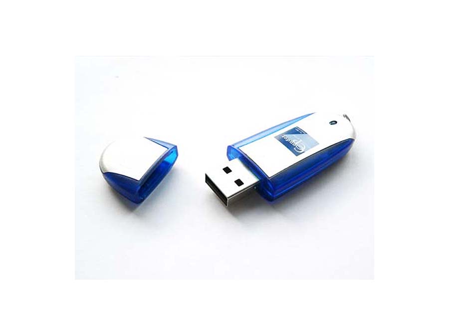 Blauer USB-Stick mit Metall Oberfläche und bedrucktem Logo