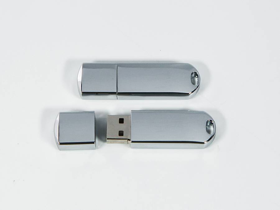 Eleganter USB-Stick in Chrom-Optik, ideal für die individuelle Gravur von Logos und Werbebotschaften.