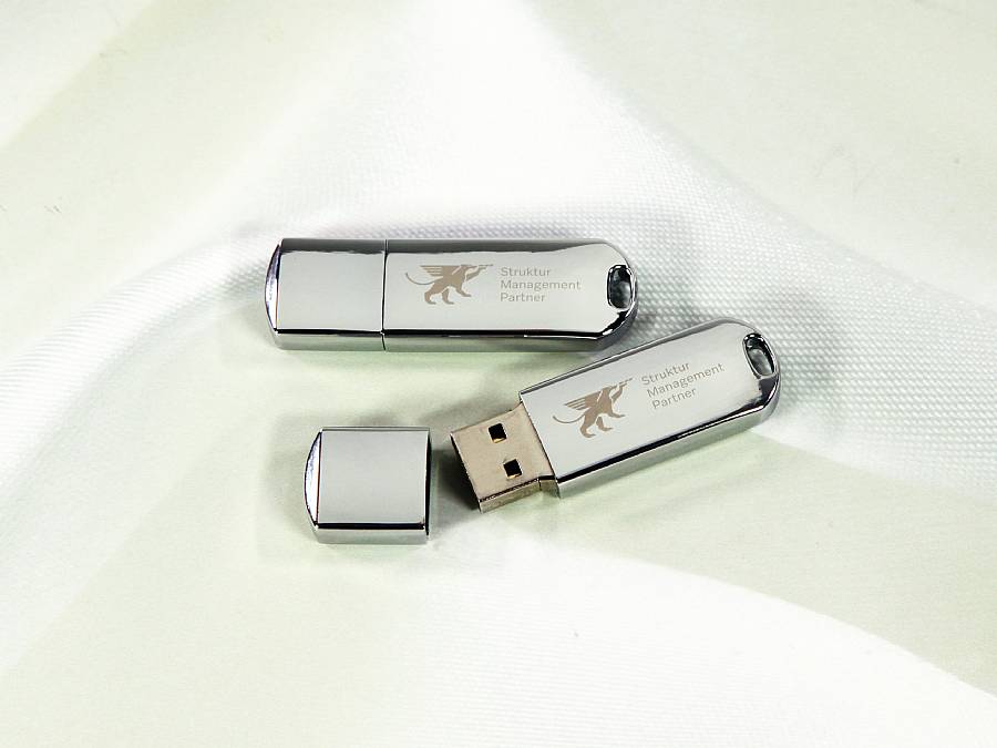 Eleganter USB-Stick aus Metall mit individueller Gravur für professionelle Werbezwecke. Ideal für Firmenlogos.
