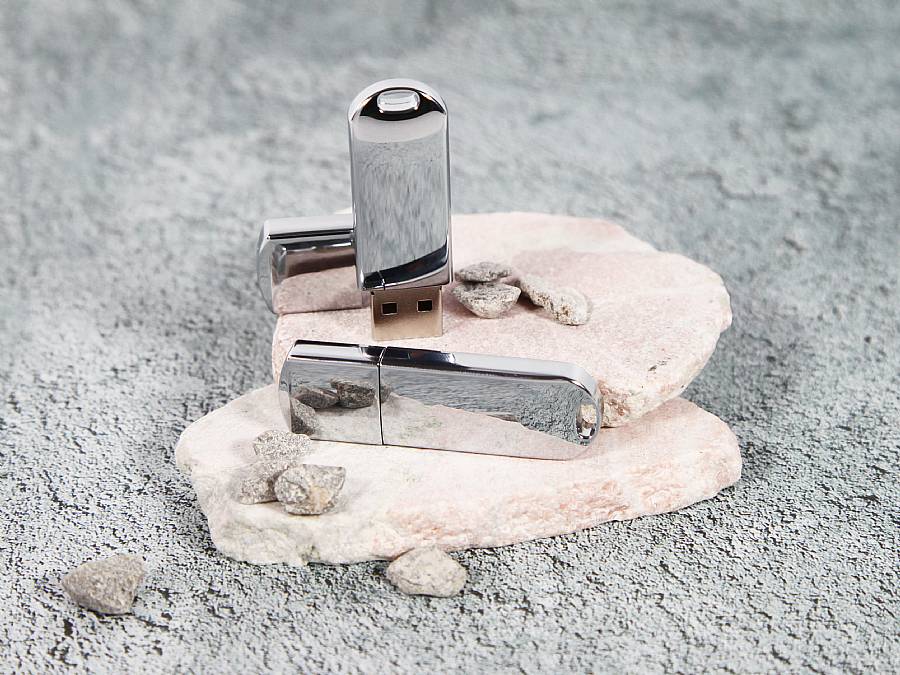 Moderner USB-Stick mit elegantem Chromgehäuse, ideal für individuelle Bedruckungen und Firmenlogos.