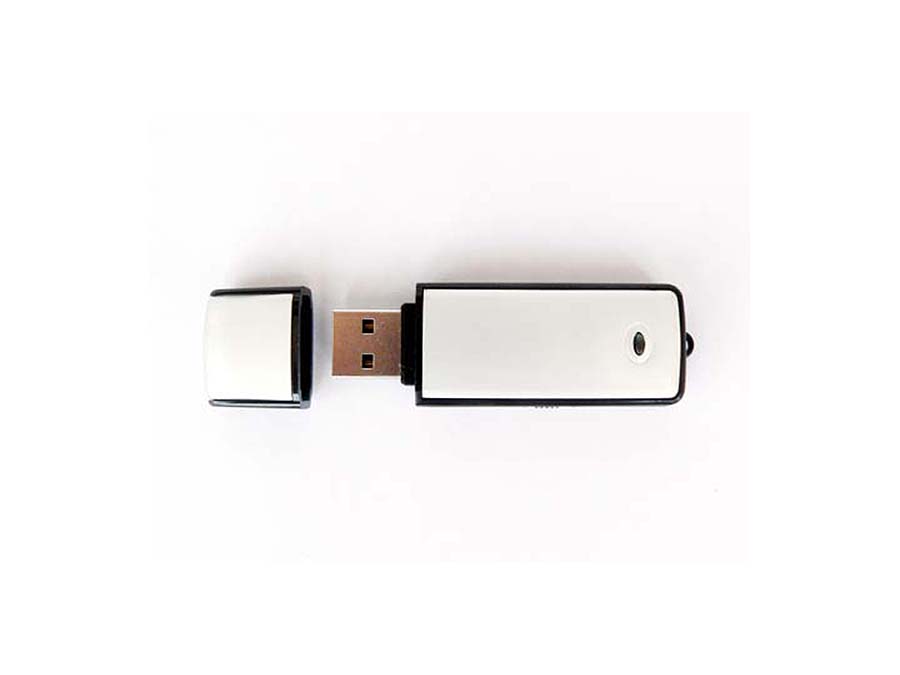 Deckel und Körper eines Kunststoff USB-Sticks mit Metall Oberfläche