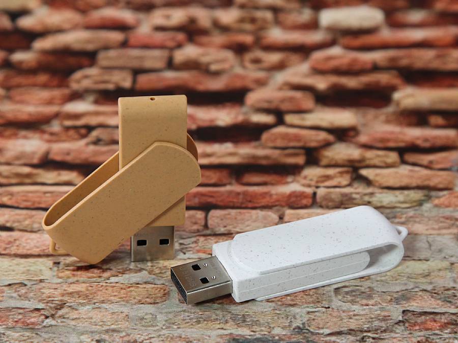Nachhaltiger USB-Stick in Braun und Weiß, ideal für individuelle Logos und umweltfreundliche Promotion.