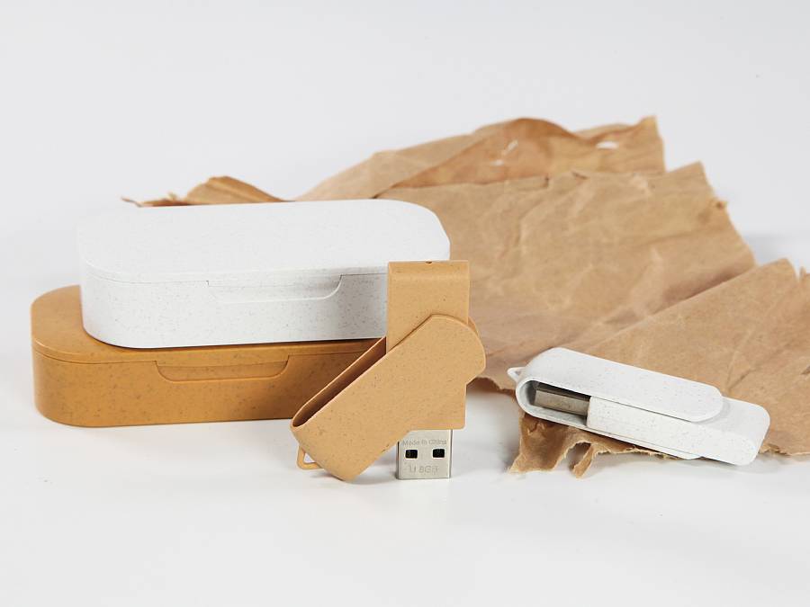 Nachhaltiger USB-Stick in braun und weiß, ideal für eine individuelle Logo-beschriftung und umweltbewusste Promotion.