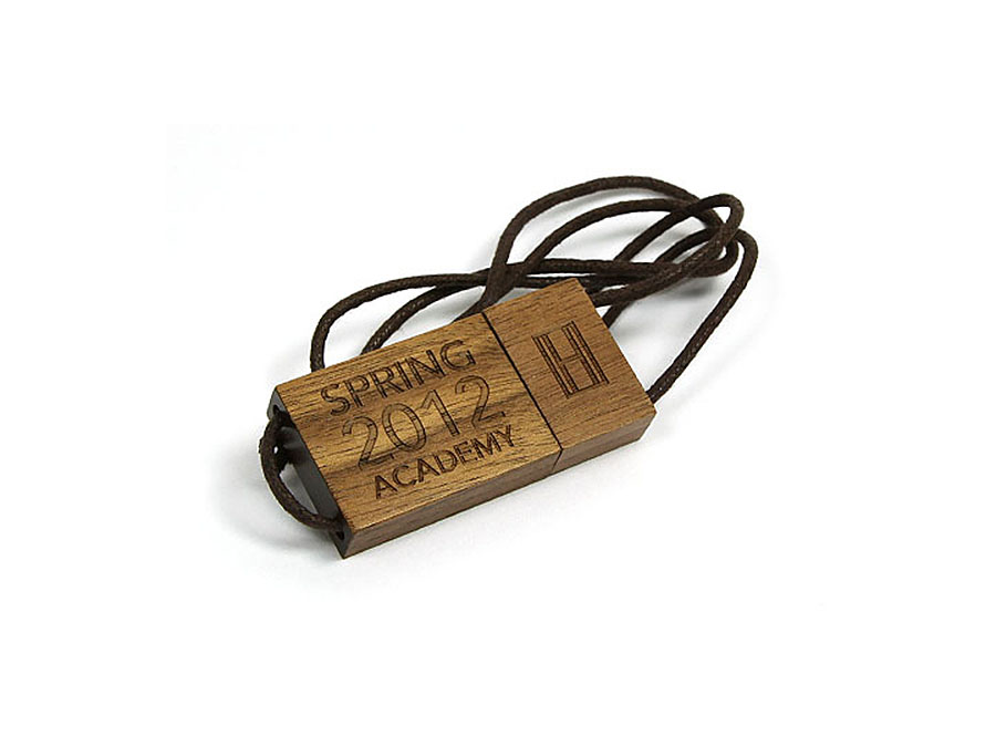 Tomy Hilfiger Holz USB-Stick mit Logoprägung