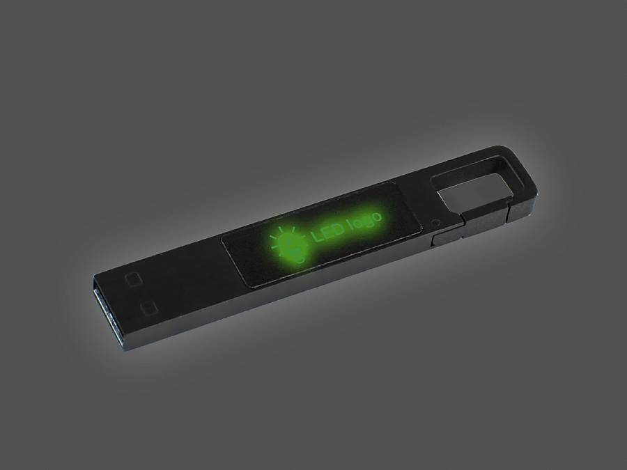 Leuchtender USB-Stick mit individuell bedruckbarem Logo-Bereich und praktischen Karabiner-Element für erhöhte Sichtbarkeit.