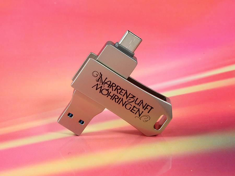 USB-Stick in elegantem Silber mit individuellem Logo-Bereich für kreative Werbeideen und einfache Datenübertragung.