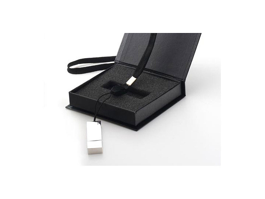 Massiver Metall USB Stick mit Umhängebändchen in Geschenkbox