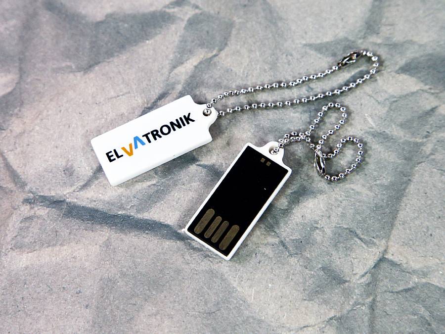 USB-Stick mit weißem Gehäuse und individuellem Logo-Bereich, kombiniert mit schwarzem Design für Branding.