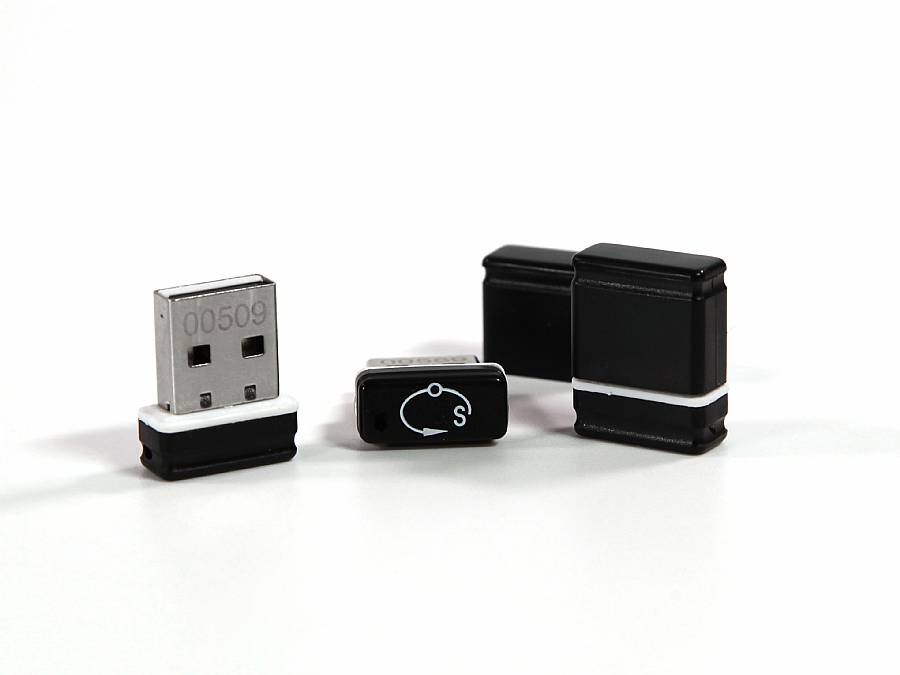 Kompakter schwarzer USB-Stick mit individuell gestaltbarem Logo-Bereich für gezielte Werbung und Promotion.