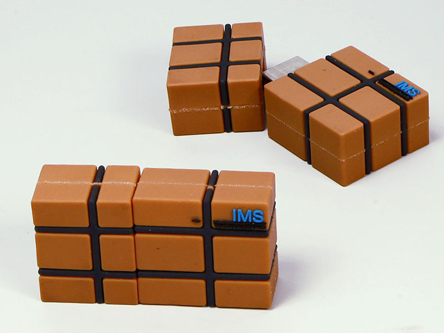 Paket Karton mit Bändern und Logo als individueller USB-Stick in Wunschform