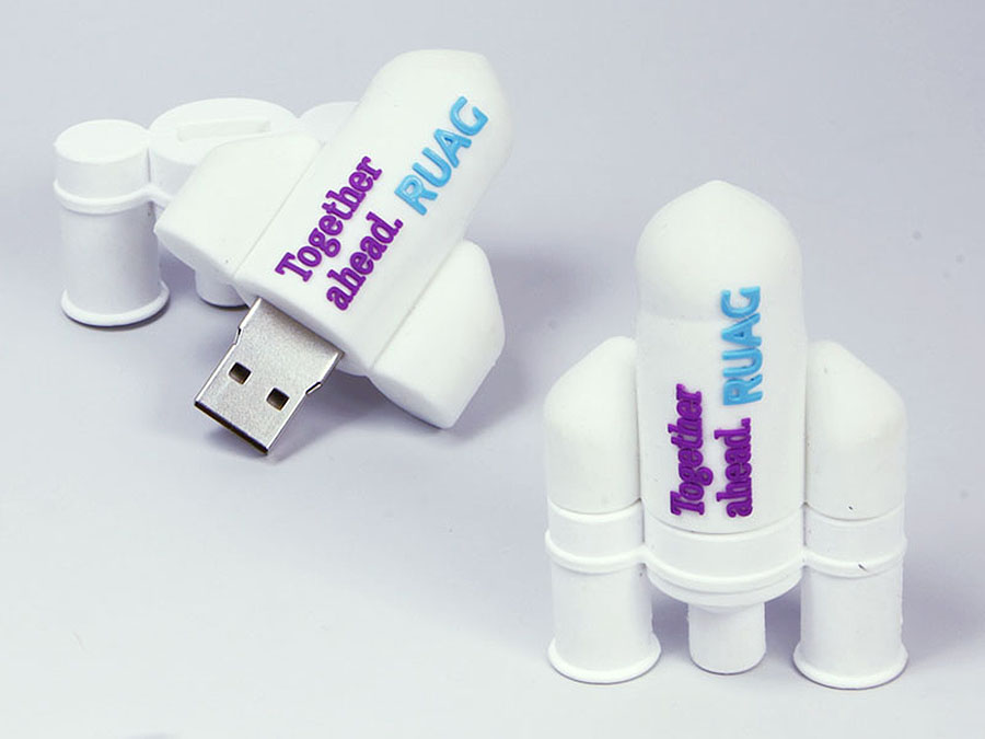 Rakete mit Triebwerken und Logo als USB-Stick