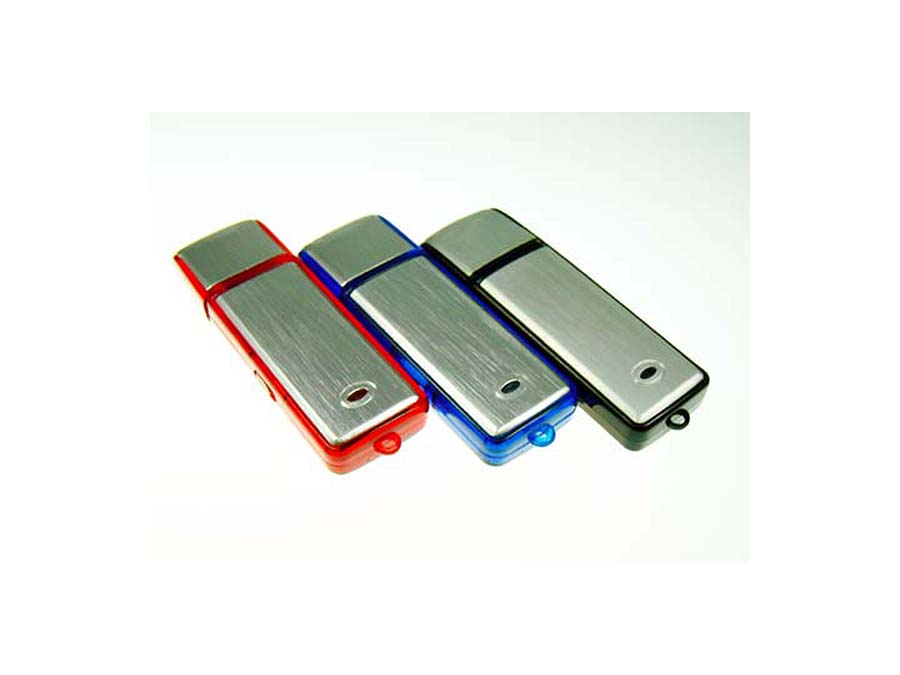 schwarzer blauer und roter USB-Stick mit gebürsteter Aluminium Oberfläche