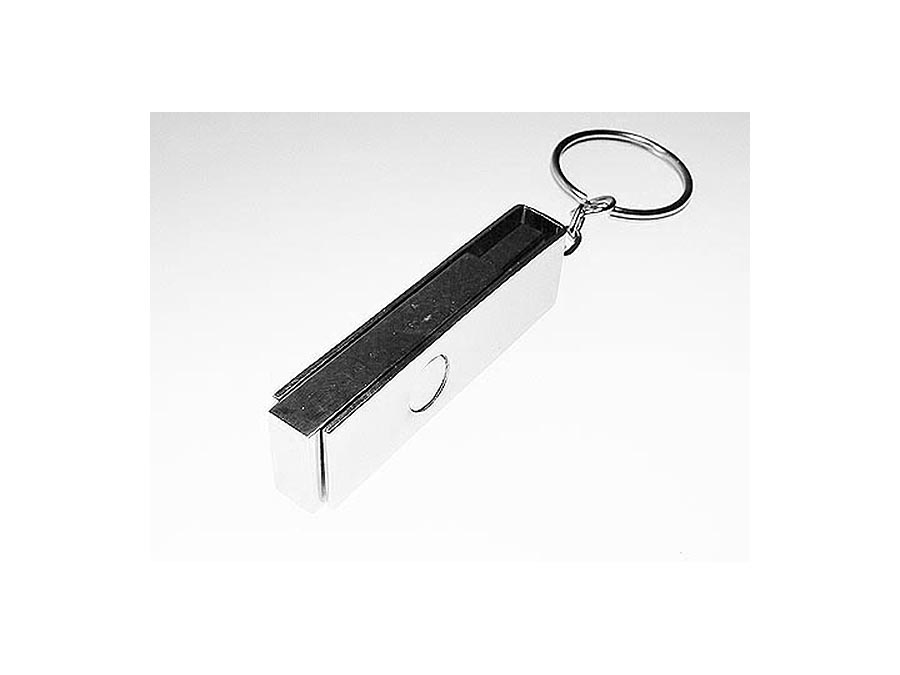 Seitliche Ansicht eines drehbaren Metall USB-Sticks mit Bügel