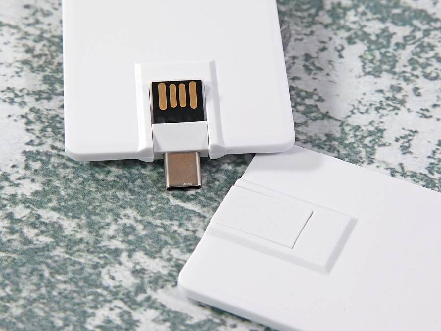 Weißer USB-Stick in Visitenkartenform mit praktischem USB-C-Anschluss und Platz für individuelle Gestaltung.