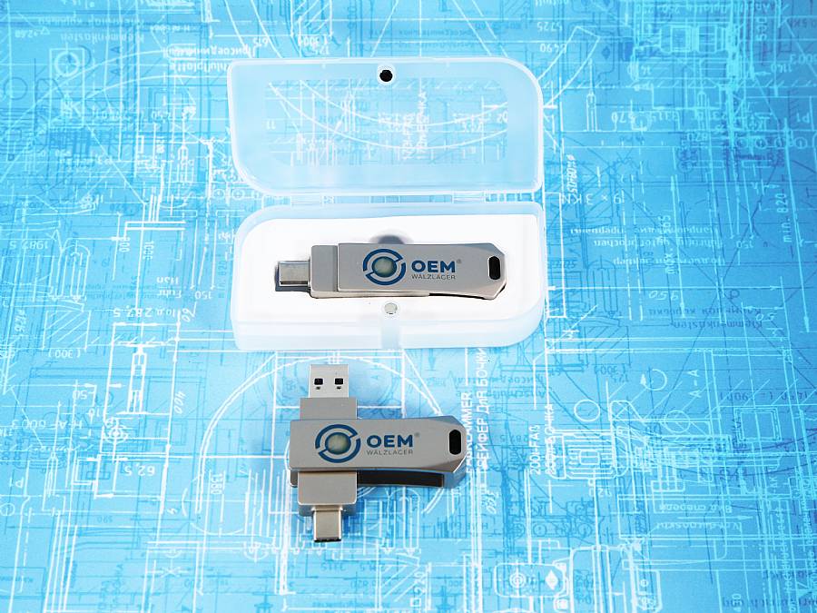 USB-C und USB-A Werbe-USB-Stick in einem klaren Etui, ideal für individuelles Logo-Druck. Praktisches und modernes Design.