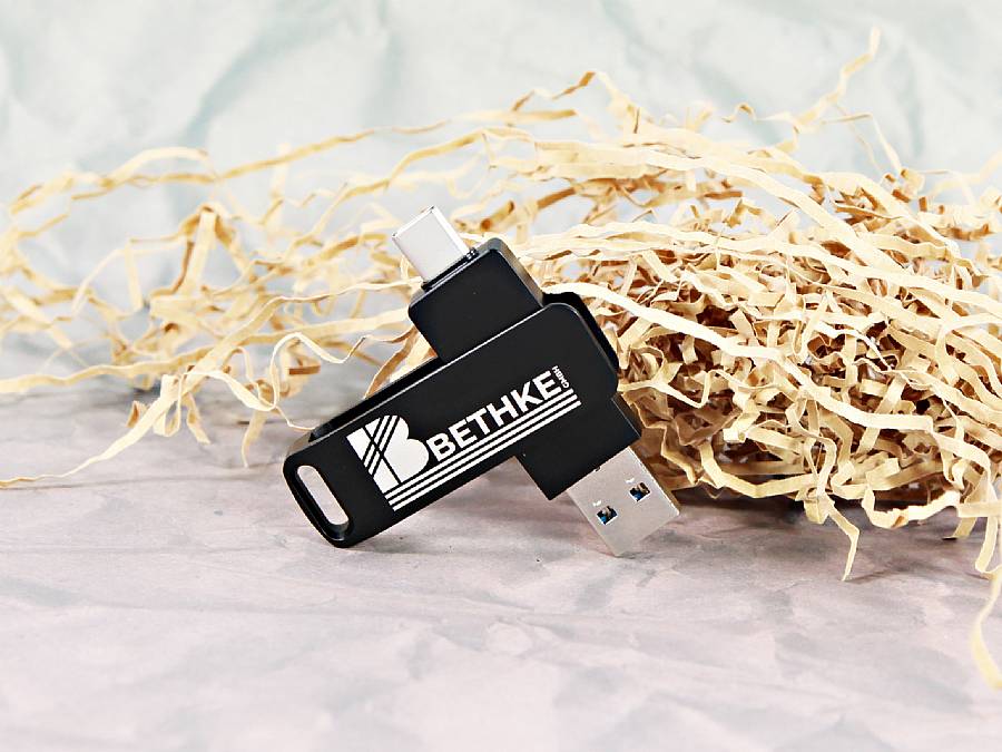 USB-C Duo Stick in elegantem Schwarz mit Platz für individuelle Logo-Gravur. Ideal für Werbezwecke und Events.