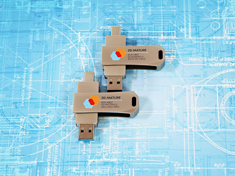 Zwei elegante USB-Sticks mit individuellem Logo-Bereich auf blauem technischen Hintergrund. Ideal für Werbezwecke.