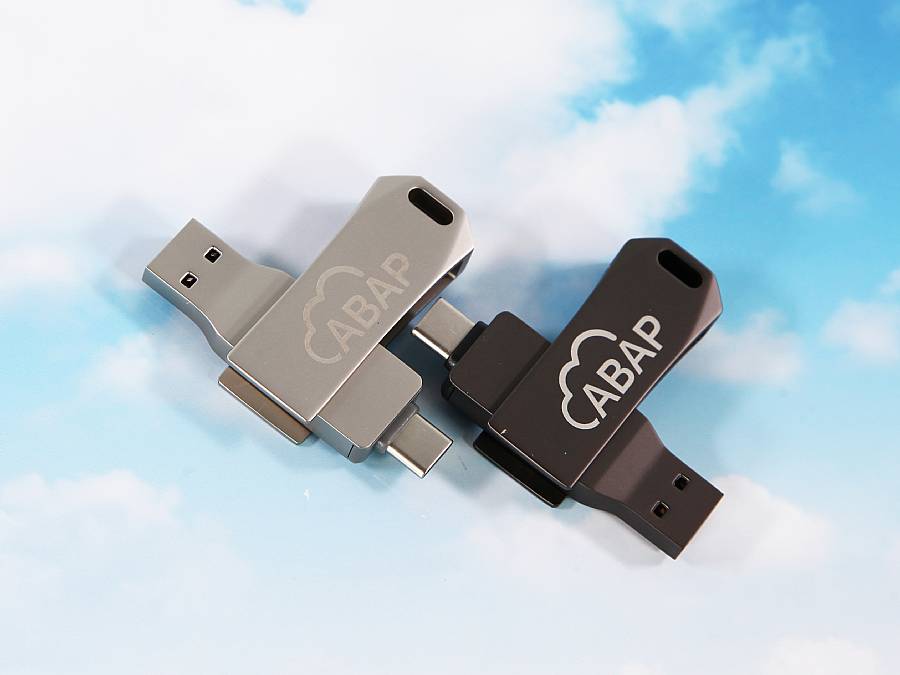 USB-C-Stick mit dualer Anschlussmöglichkeiten und Platz für individuelle Logogravuren in modernem Design.