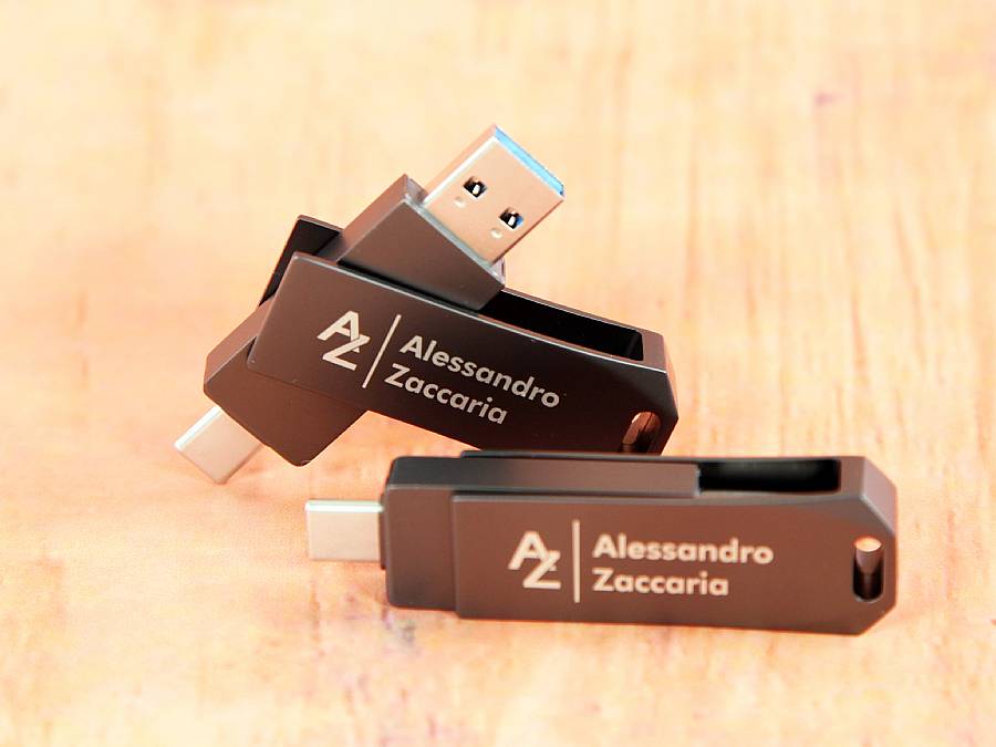 USB-Stick im modernen Design mit Typ-C und Typ-A Anschlüssen sowie Platz für individuelle Logo-Gestaltung.
