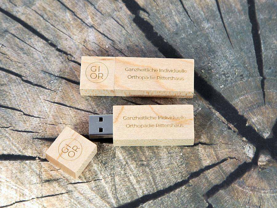 USB-Stick aus Holz mit individueller Gravur, ideal als Werbeartikel für Unternehmen oder Veranstaltungen.
