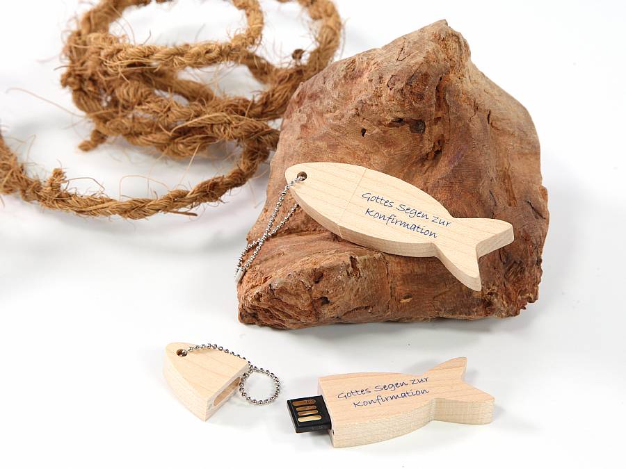 USB-Stick in Fischform aus Holz mit der Gravur „Gottes Segen zur Konfirmation“, ideal als persönliches Geschenk zur Konfirmation.