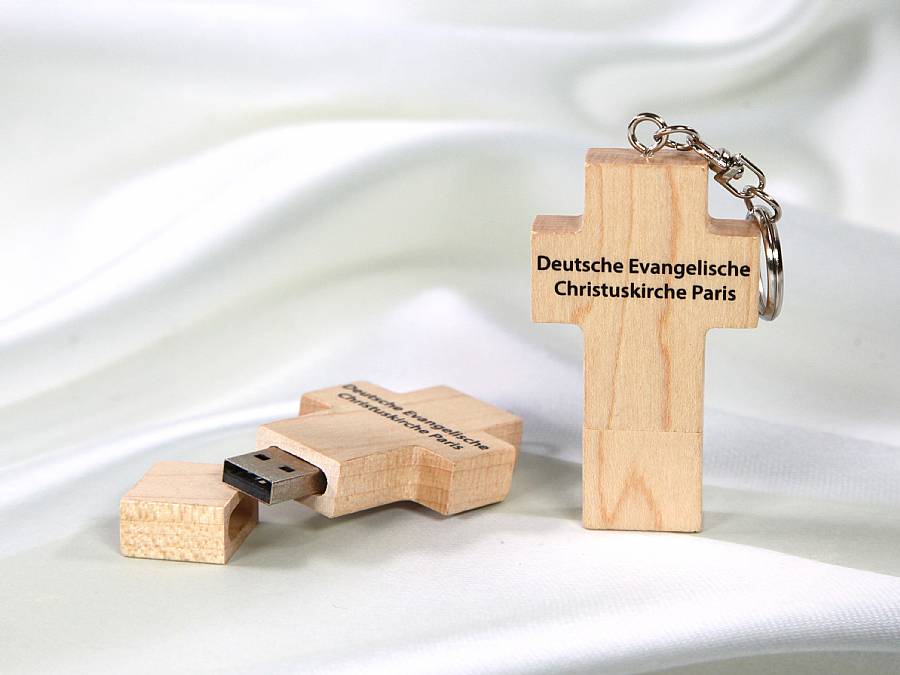 USB-Stick in Kreuzform aus Holz, individuell bedruckt für die Deutsche Evangelische Christuskirche Paris.