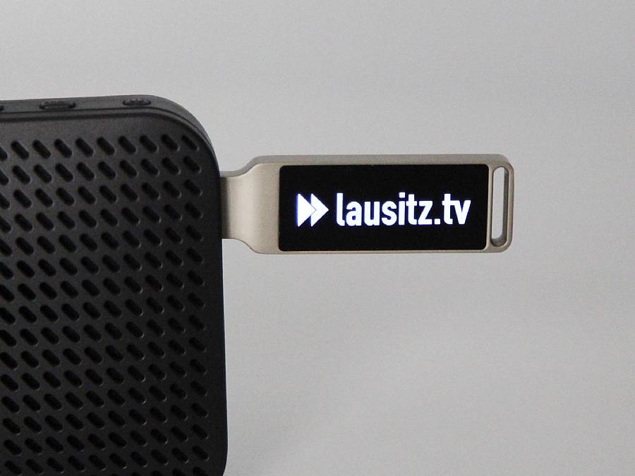 USB-Stick mit modernem Design und beleuchtetem Logo-Bereich für individuelle Werbung. Ideal für Unternehmen und Promotion.