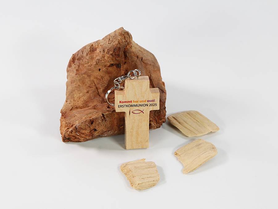 USB-Stick in Form eines Kreuzes für die Erstkommunion 2025 mit personalisiertem Bereich für individuelle Beschriftungen.