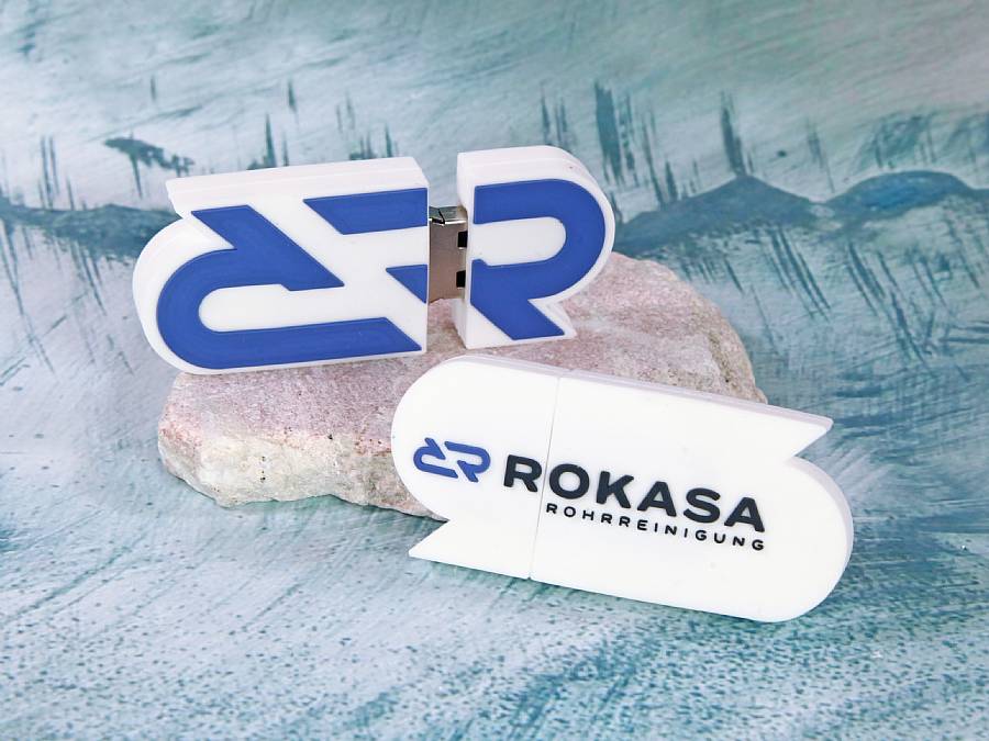 USB-Stick in kreativer Form mit blauer und weißer Gestaltung sowie Platz für individuelles Logo.