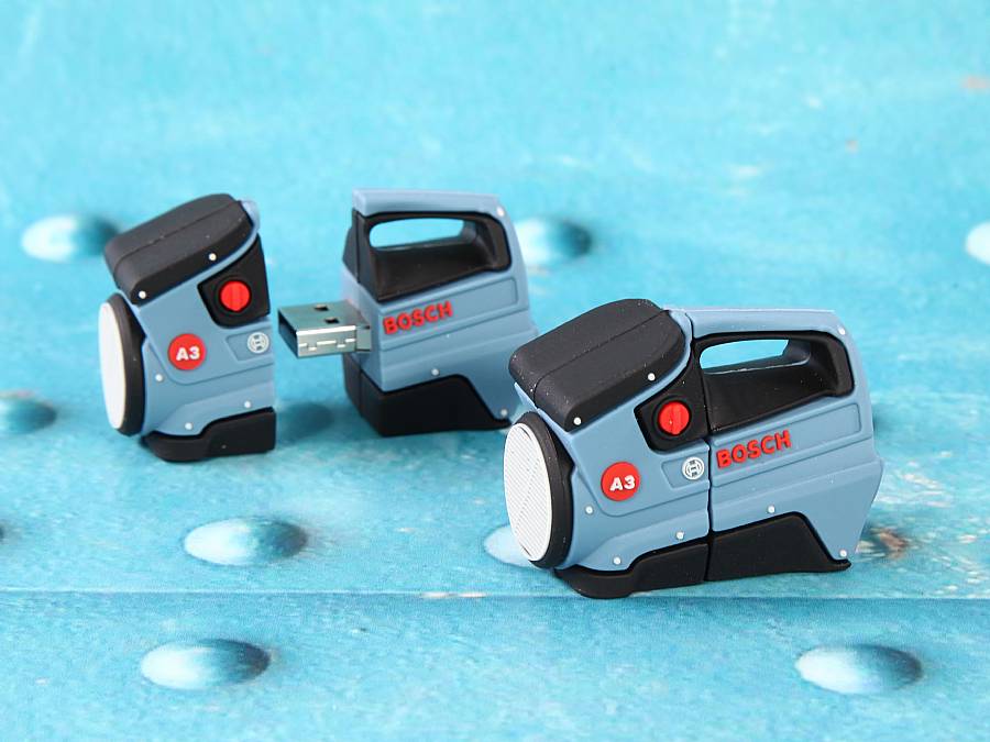 USB-Stick im Design einer Bosch-Kältemittelabsaugmaschine mit Platz für individuelles Branding.