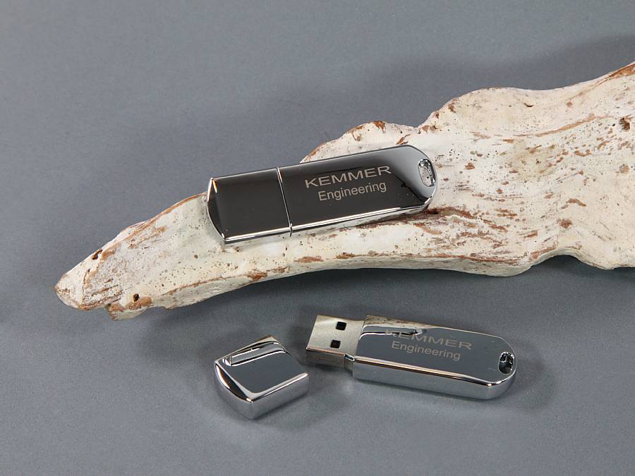 Eleganter USB-Stick aus Metall mit Gravur für individuelles Branding und Platz für ein Firmenlogo.