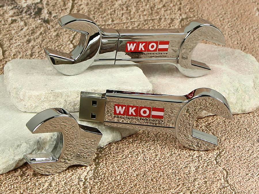 usb stick gabelschluessel schraubenschluessel metall glanz