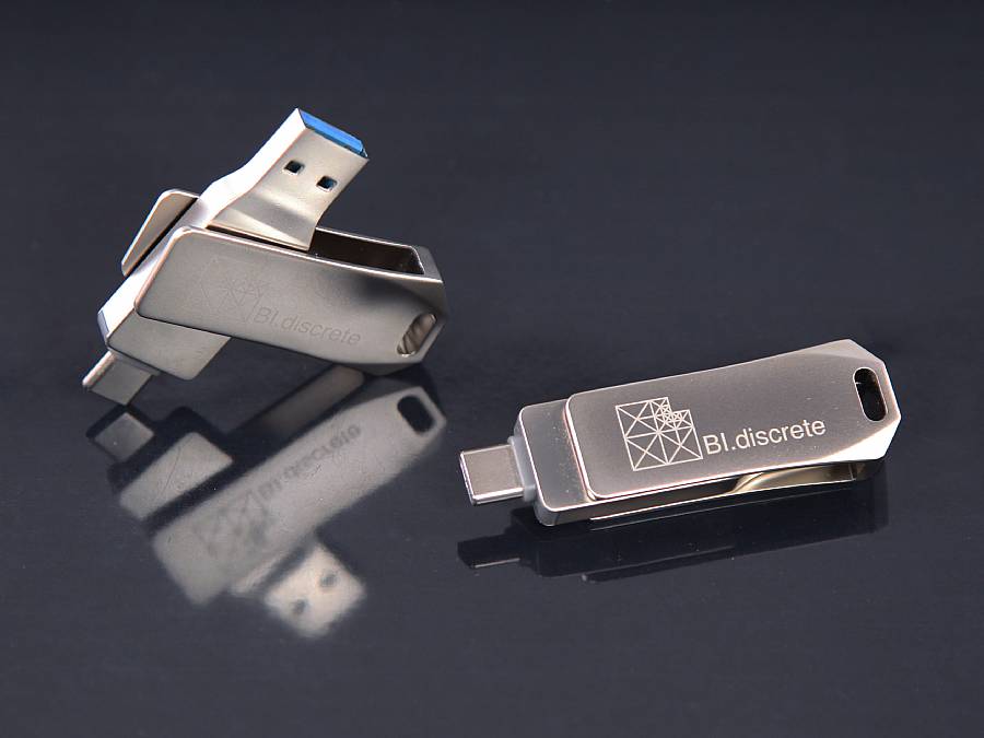 USB-Stick im modernen Design mit drehbarem Metallgehäuse und individuell gravierbarem Logo-Bereich.