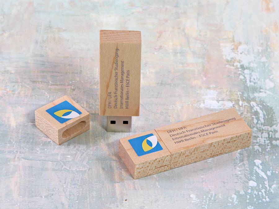 USB-Stick aus Holz mit Platz für individuelles Branding und eingravierter Beschriftung, ideal für Werbezwecke.