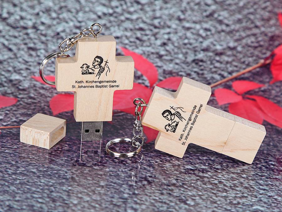 USB-Stick in Form eines Holz-Kreuzes mit individuellem Druckbereich für Logos und religiöse Motive. Ideal als Werbeartikel.