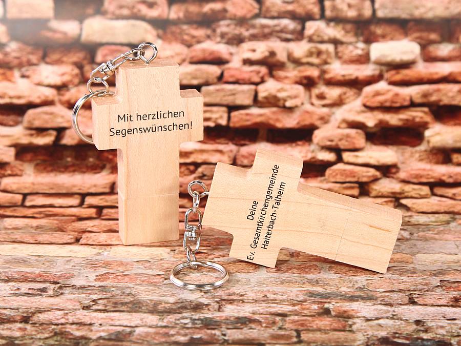 USB-Stick in Kreuzform aus Holz mit individueller Gravur. Ideal als Werbegeschenk für religiöse Anlässe.