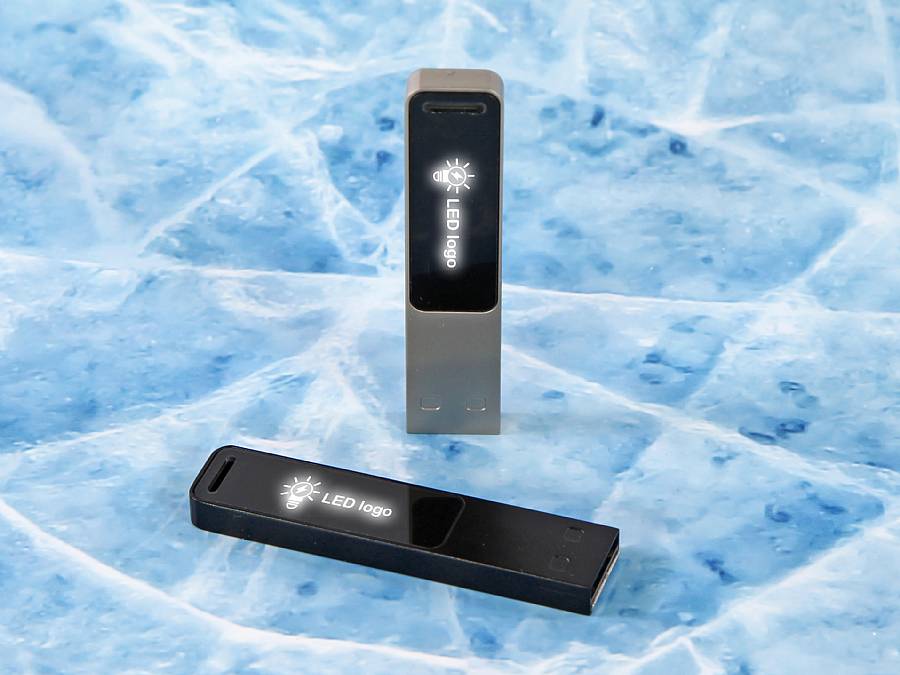 Zwei elegante LED-USB-Sticks in Schwarz und Silber, ideal für individuelle Logo-Drucke und Werbeaktionen.