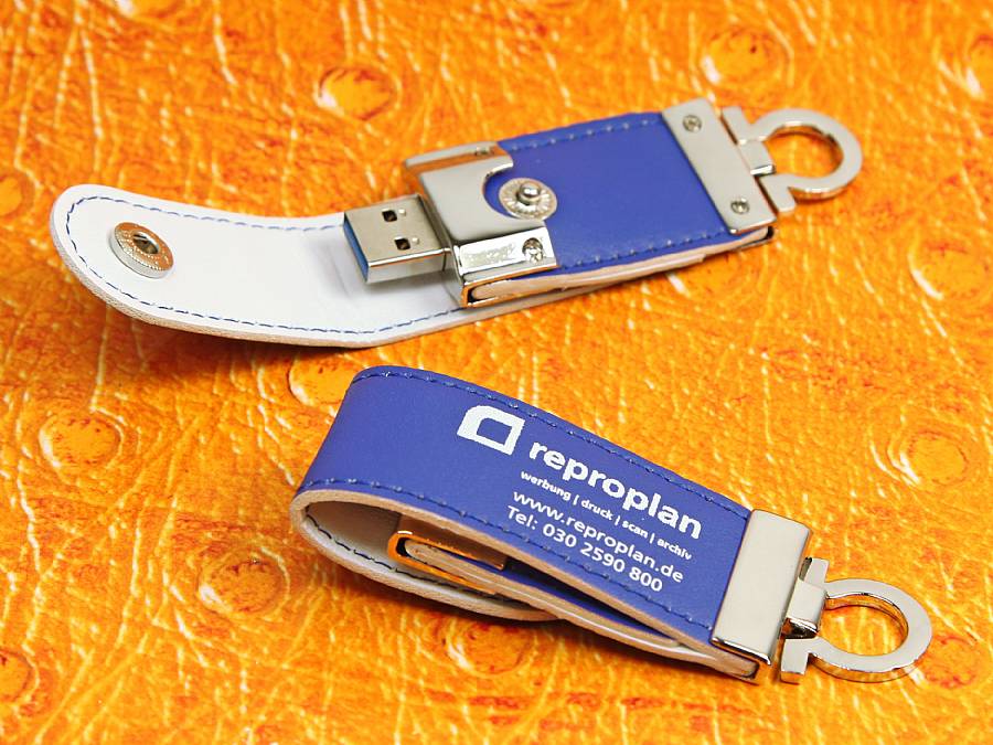 USB-Stick mit blauem Lederetui und Platz für individuelles Branding, perfekt für kreative Werbezwecke.
