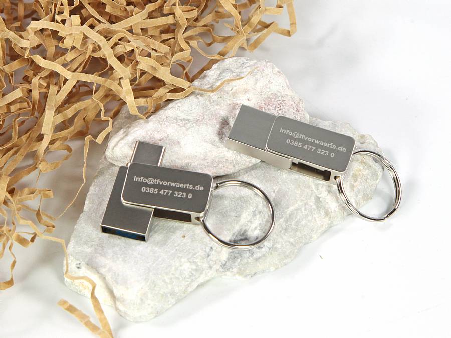 USB-Stick in mattsilberner Ausführung mit Schlüsselring und gravierbarem Logo-Bereich, ideal für individuelle Werbeaktionen.