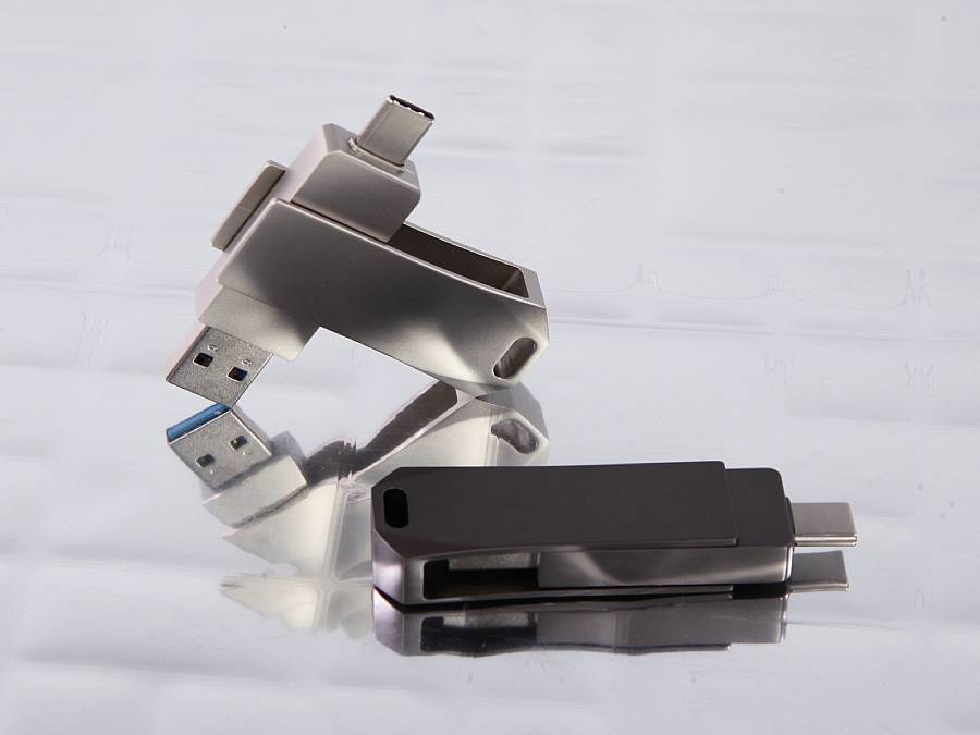 USB-Stick in modernem Design mit drehbarem Gehäuse und Platz für individuelle Logo-Gestaltung.