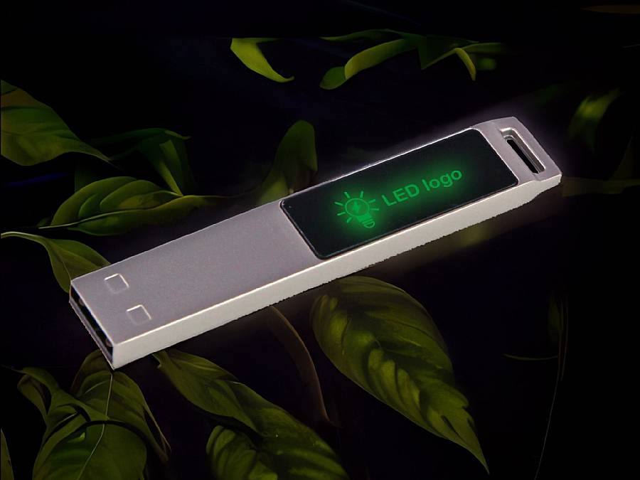 USB-Stick mit modernem Design und beleuchtetem LED-Bereich für individuelle Logo-Platzierung. Ideal für Werbezwecke.