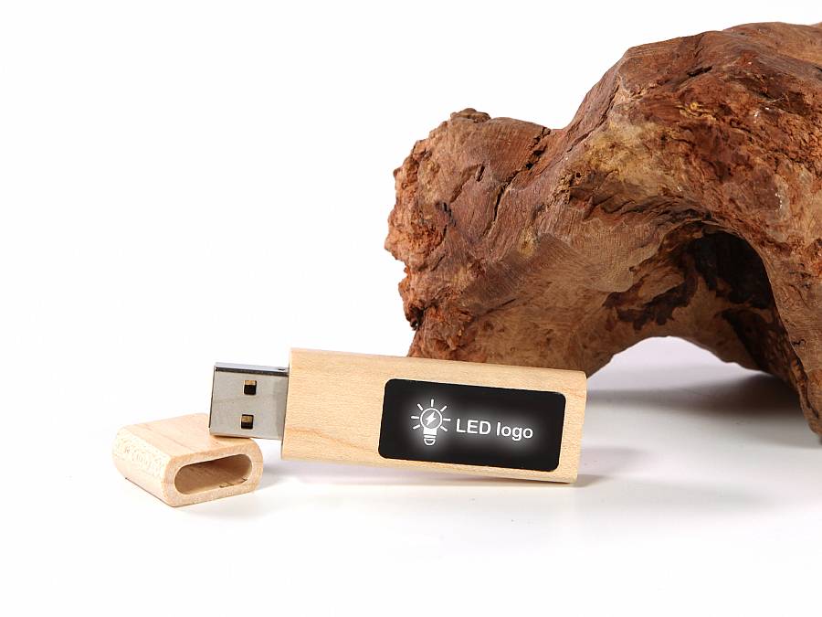 USB-Stick aus Holz mit entnehmbarem Deckel und beleuchtetem Logo-Bereich für individuelle Beschriftungen.