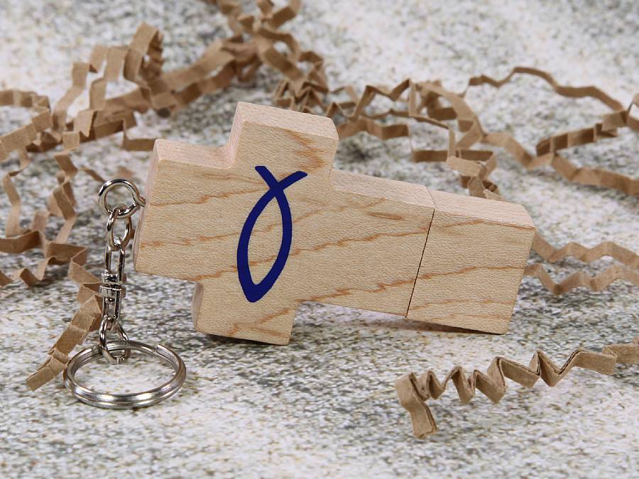 USB-Stick in Kreuzform aus Holz mit Platz für individuelle Logo-Gestaltung, ideal für religiöse Anlässe.
