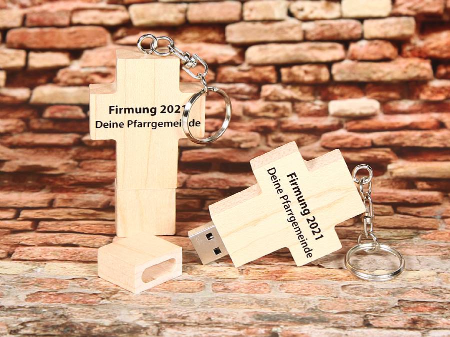 USB-Stick in Form eines Holz-Kreuzes mit gravierter Beschriftung für persönliche Anlässe, ideal für Erinnerungen und Geschenke.
