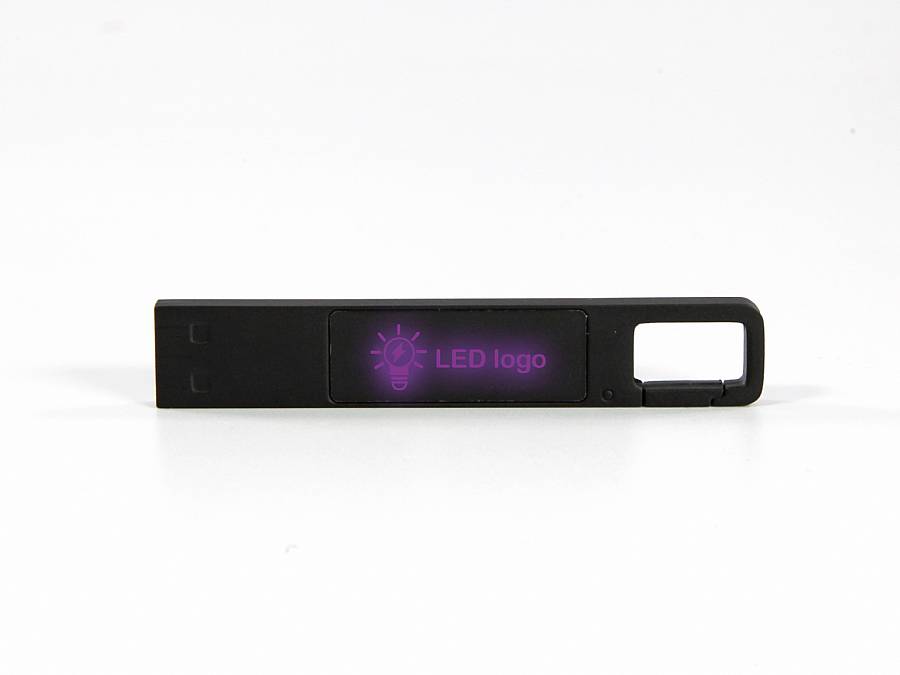 USB-Stick in Schwarz mit LED-Anzeige für individuelles Logo und Karabiner zur praktischen Befestigung.